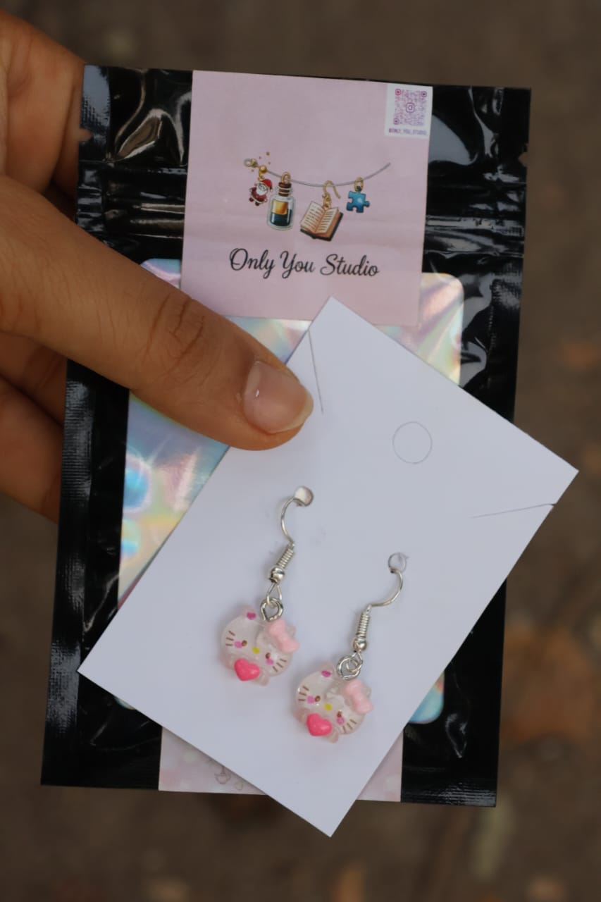 Sanrio Hello Kitty earrings 😻