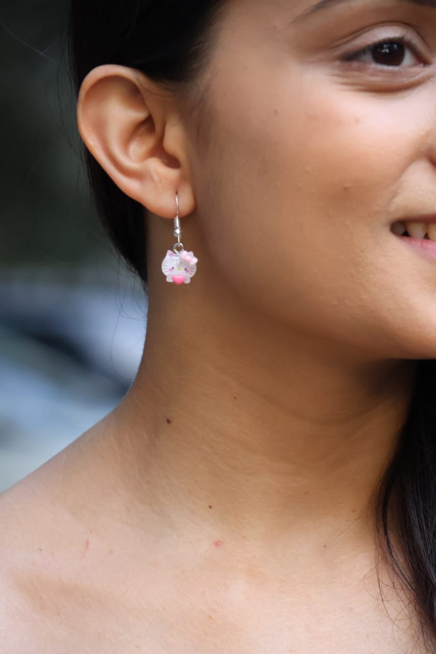 Sanrio Hello Kitty earrings 😻